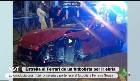 Mujer 'borracha' estrella el Ferrari de 215.000 euros de una estrella del fútbol en Madrid: un deportivo destrozado tras estrellarse contra una valla metálica