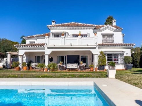 5 bedroom Villa for sale in Estepona with pool garage - € 2
