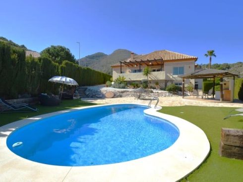 4 bedroom Villa for sale in Pinos de Alhaurin with pool garage - € 630