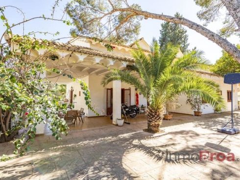 8 bedroom Villa for sale in Godella with garage - € 650