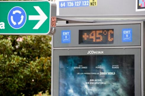 July 18, 2024, Madrid, Madrid, SPAIN: Extreme heat wave reaches Madrid. The thermometers on the bus shelters skyrocket (Credit Image: © Richard Zubelzu/ZUMA Press Wire)