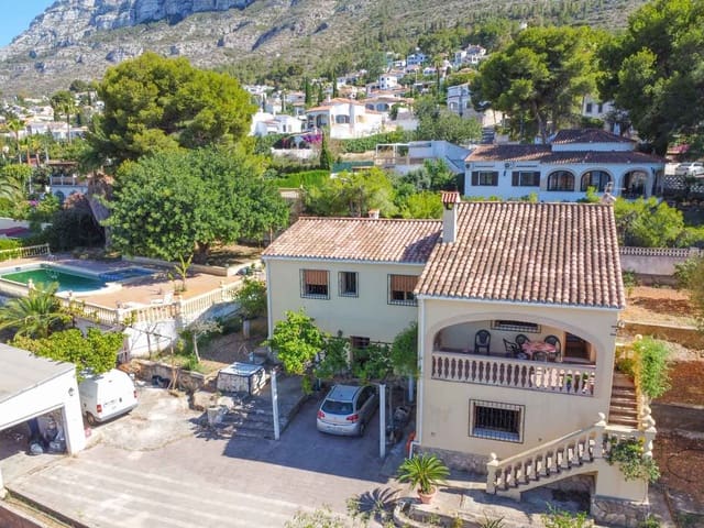 7 bedroom Villa for sale in Denia with pool garage - € 585