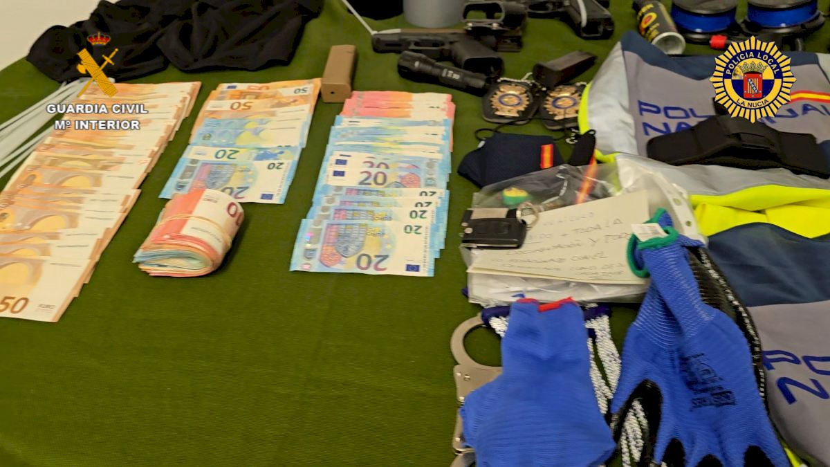 Fake police officers wearing balaclavas and brandishing guns storm a Costa Blanca property