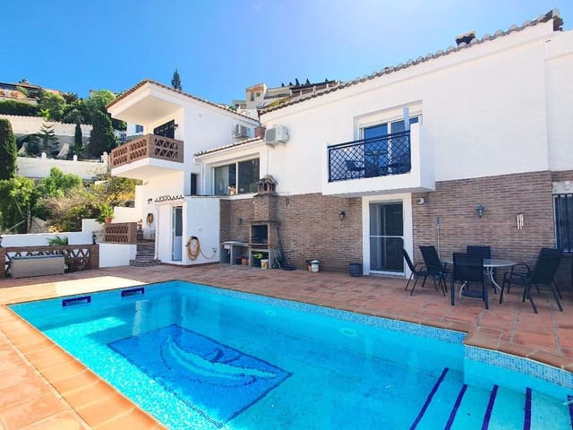 3 bedroom Villa for sale in Almunecar with pool garage - € 550