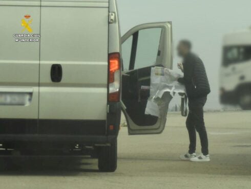 Sneaky thief robs foreign tourists at motorway service areas in Spain