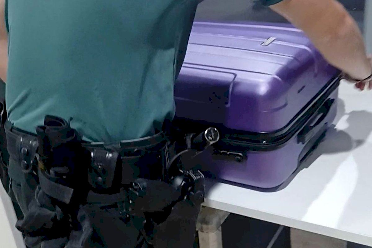 Belgians caught with 20 kilos of marijuana stuffed in their suitcases at Valencia Airport