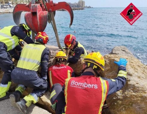 WATCH: Crane lifts boulder to free man trapped in rocks at busy Costa Blanca bathing spot