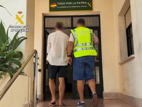 Thief causes concern by stealing 30 foreign car number plates within a week in Costa Blanca tourist town