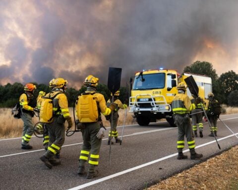 Volunteer firefighter dies as 8,000 people are evacuated due to wildfires in Spain