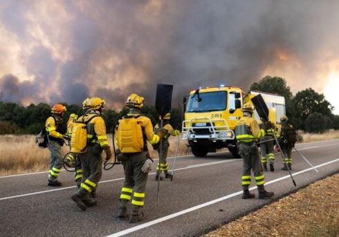 Volunteer firefighter dies as 8,000 people are evacuated due to wildfires in Spain