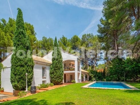 5 bedroom Villa for sale in Alberic - € 513