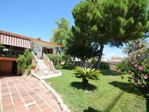 4 bedroom Villa for sale in Vinaros with garage - € 285