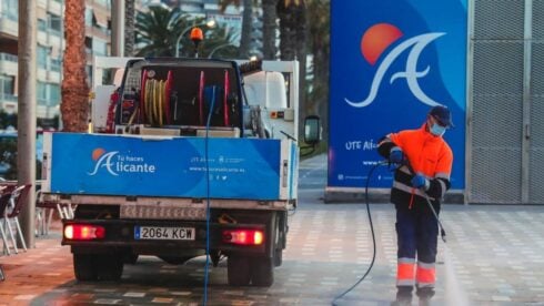 Alicante's big plan to clean up its streets includes 100 new workers and a phone app to report incidents