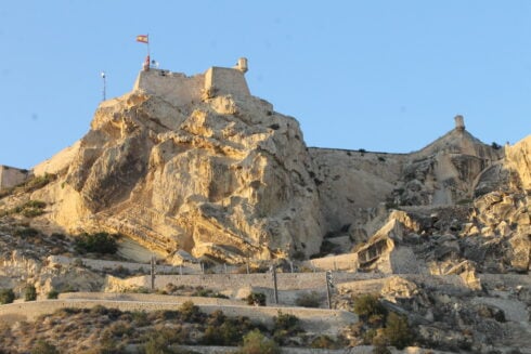 Man with fake gun robbed victims outside Alicante's biggest tourist attraction