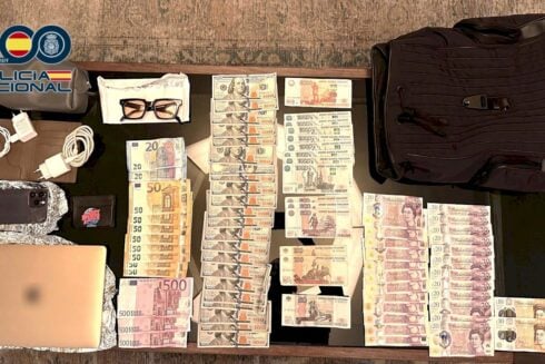 Tourist checking into Valencia hotel gets his backpack snatched with โฌ9k of cash and items inside it