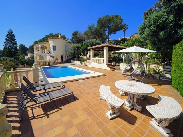 6 bedroom Villa for sale in Denia with pool - € 899