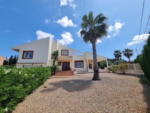 5 bedroom Villa for sale in Los Belones with pool - € 695