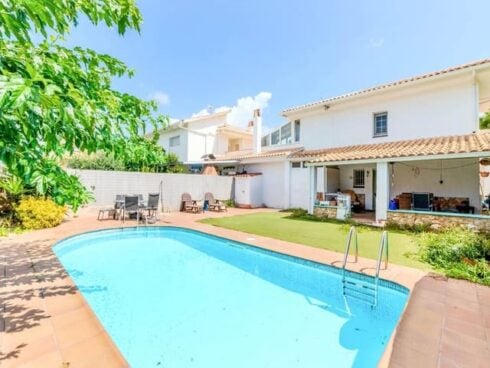 4 bedroom Semi-detached Villa for sale in Sant Pere de Ribes with pool garage - € 550