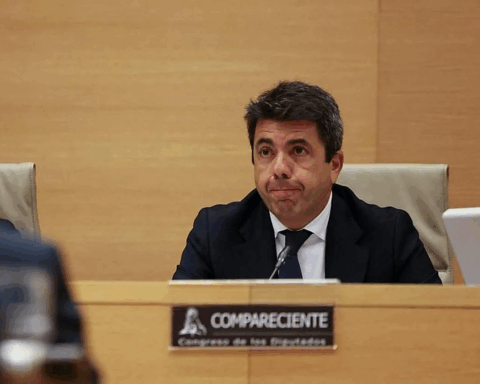 Acting Valencia president Carlos Mazon 'roasted' by Spain's parliamentarians over his response to 2024 flood disaster
