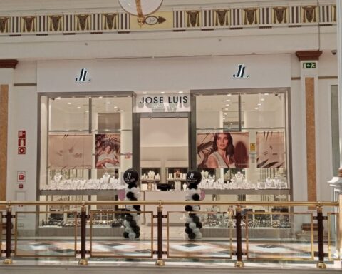 Opportunistic thief used April blackout to steal 2,200 items of jewellery worth €1m from Madrid shop