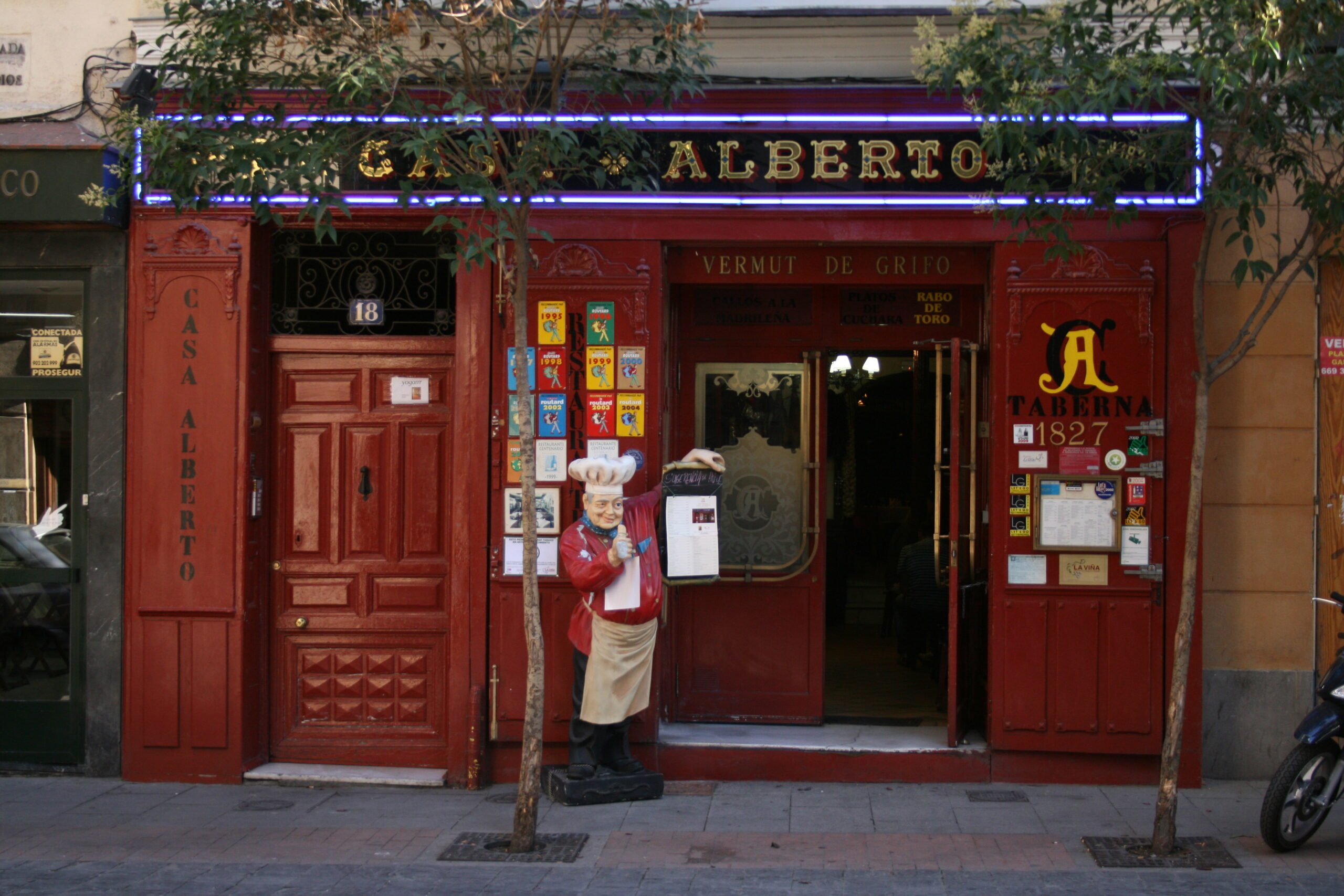 Why are Madrid’s tabernas red? The secrets behind their coloured fronts