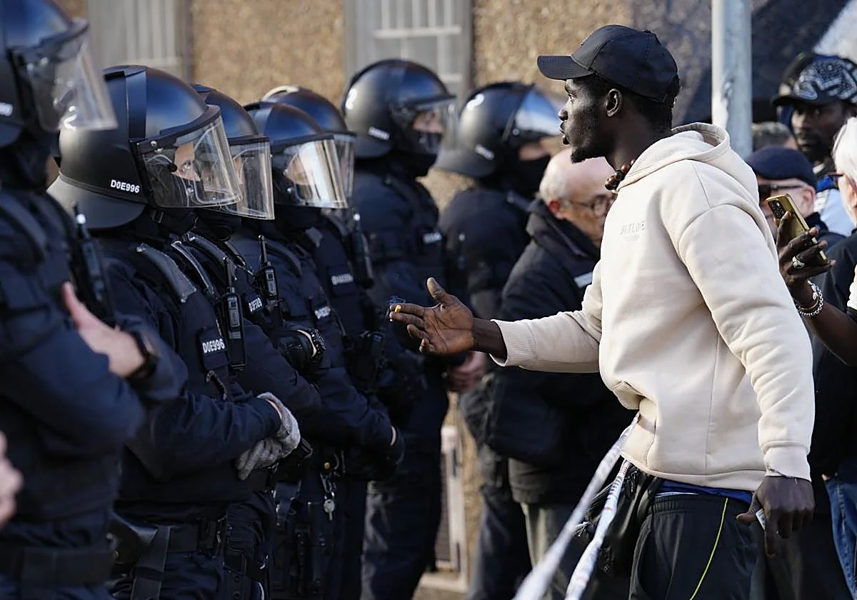Police forcibly evict 200 migrant squatters occupying abandoned school building in Spain