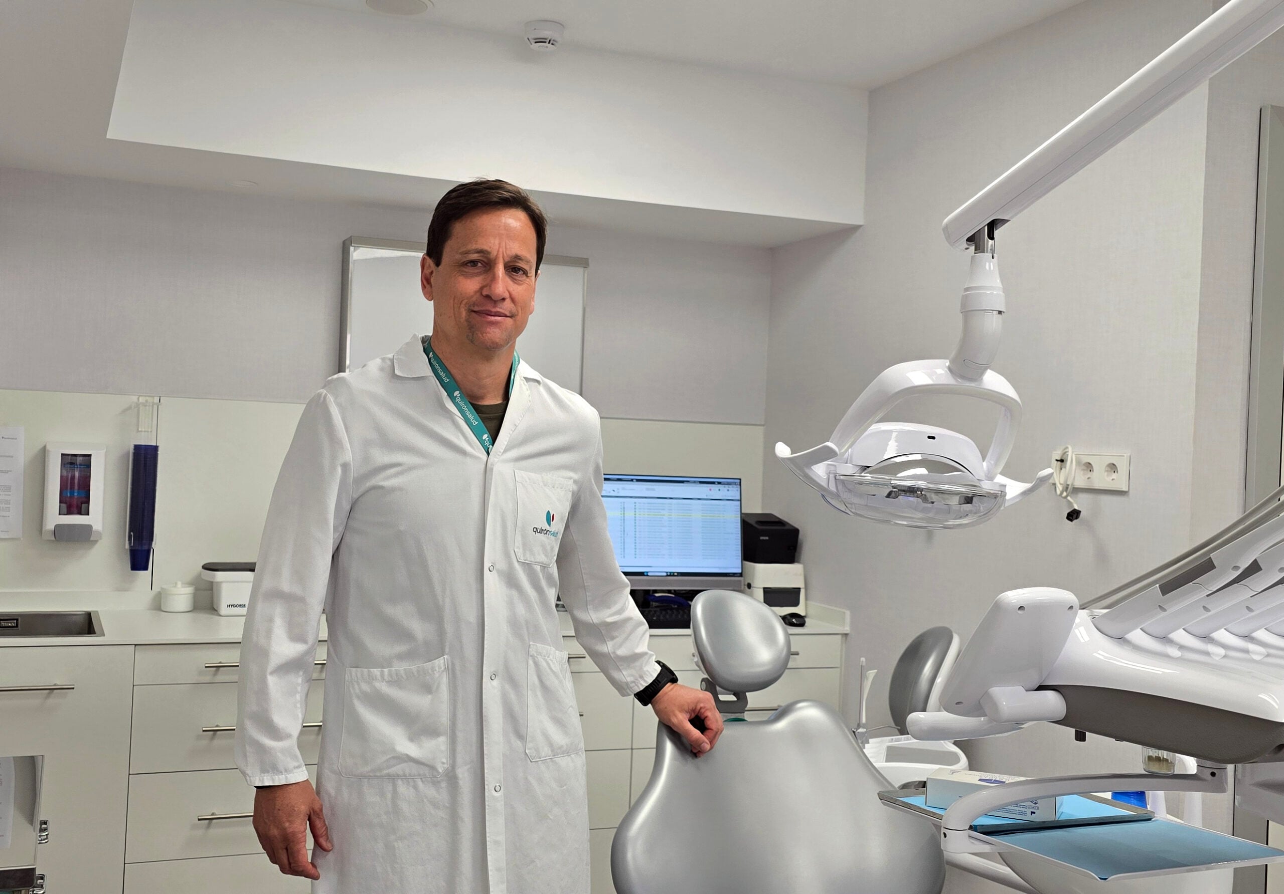 Overcoming dental phobia: How new sedation techniques are transforming implant surgery in Andalucia