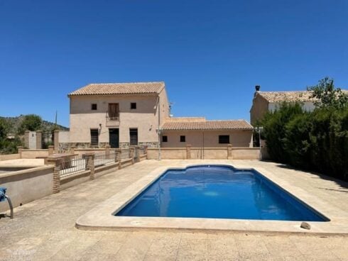 5 bedroom Finca/Country House for sale in Pinoso with pool garage - € 379