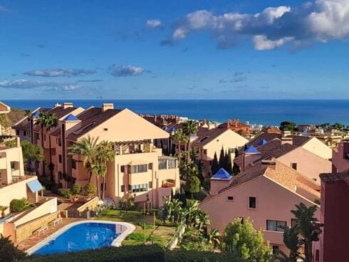 2 bedroom Apartment for sale in Calahonda with pool garage - € 447