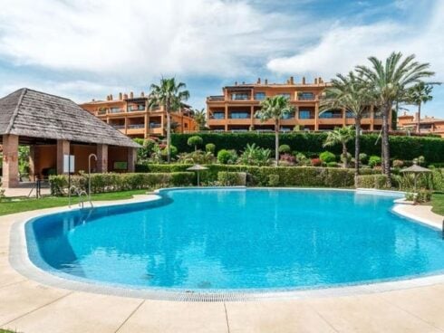 2 bedroom Apartment for sale in Estepona with pool garage - € 499