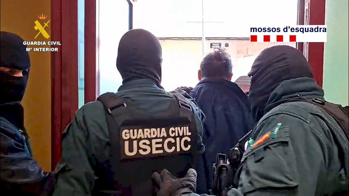 Ram-raid gang struck at jewellery stores in Spain- using stolen cars and netting items worth €1m