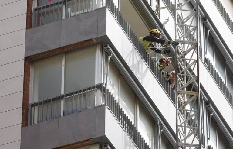 Two workers die in Benidorm tower block tragedy after scaffolding ...