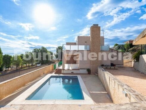 4 bedroom Villa for sale in Montroy - € 280