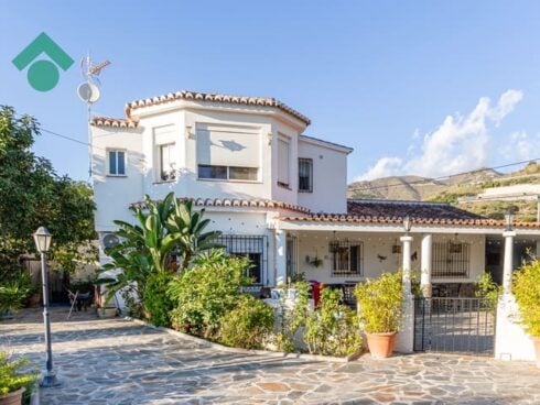 6 bedroom Villa for sale in Almunecar with garage - € 550