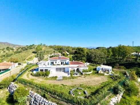 5 bedroom Villa for sale in Velez-Malaga with garage - € 1