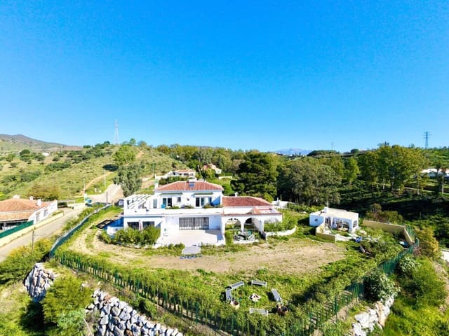 5 bedroom Villa for sale in Velez-Malaga with garage - € 1