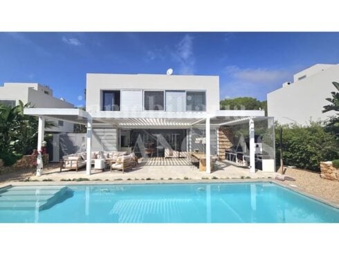 3 bedroom Villa for sale in Cala Llenya with pool - € 2