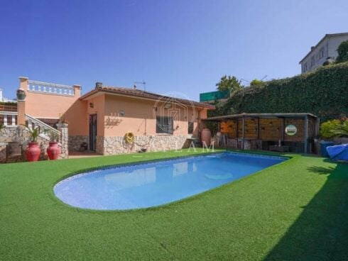 3 bedroom Villa for sale in Macanet de la Selva with pool garage - € 380