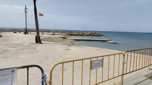 Red flags at popular Torrevieja swimming spot over fears sewage contamination has leaked into the sea