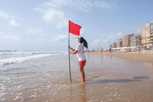 Swimming will be banned at busy Costa Blanca beaches today with forecasts of severe wind gusts