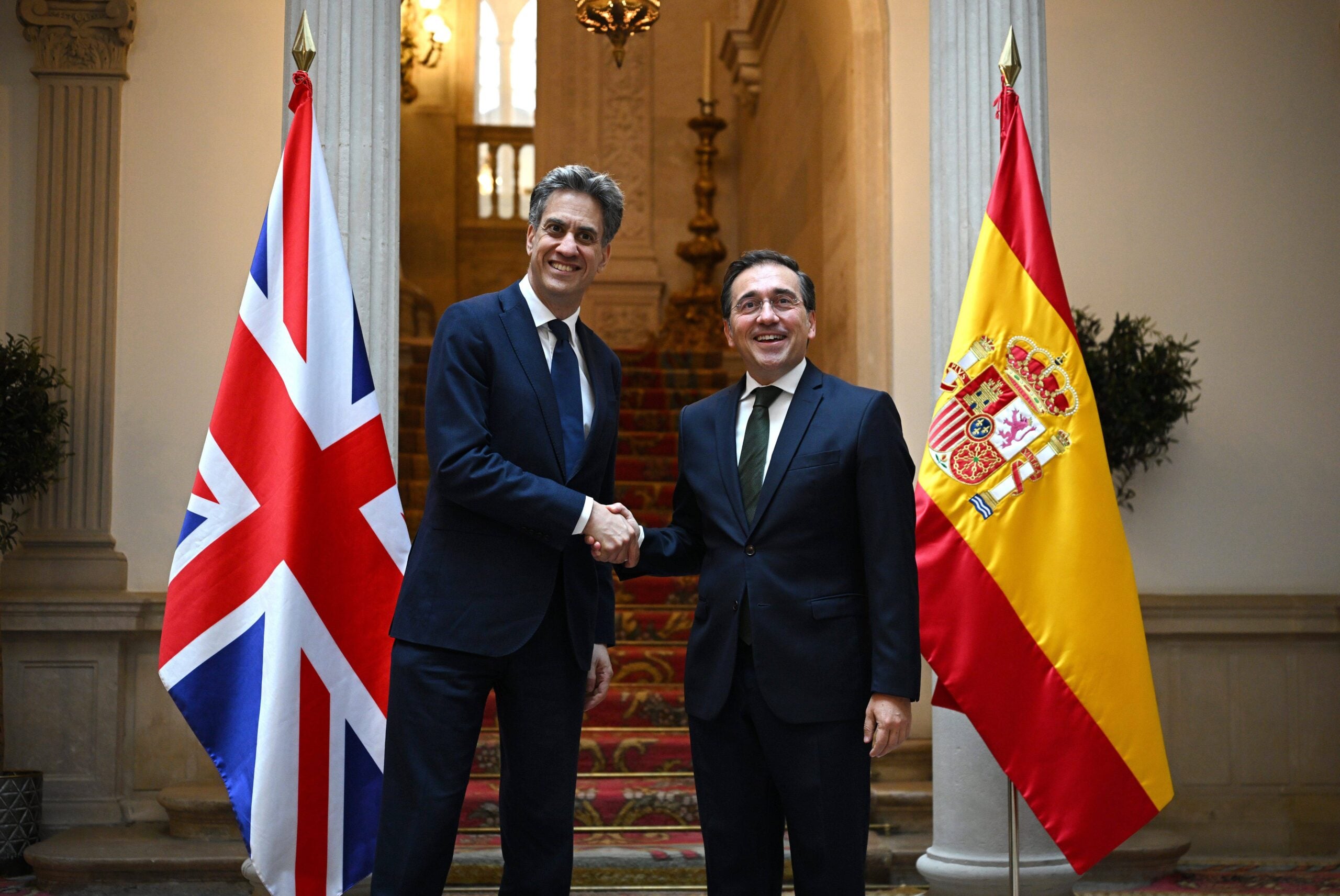 UK’s new foreign secretary makes Spain his first overseas visit ahead of Washington and declares European wildfires a ‘national security emergency’