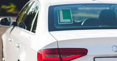 An L plate in a Spanish learners car