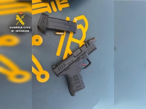 Costa Blanca man caught walking down holiday spot street with loaded semi-automatic pistol in shoulder bag