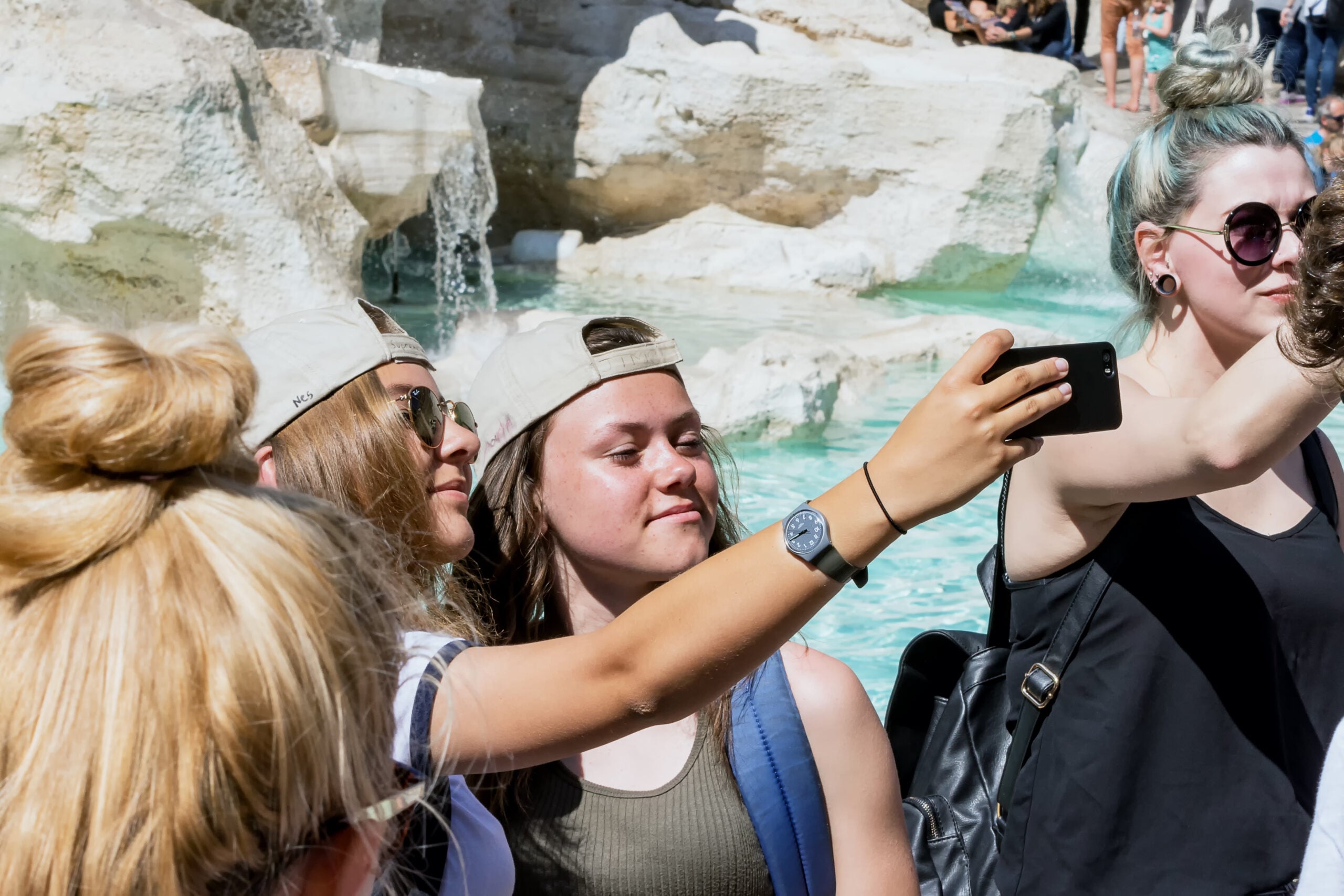 The five holiday photos everyone posts this summer – and why you should probably stop, according to El Pais
