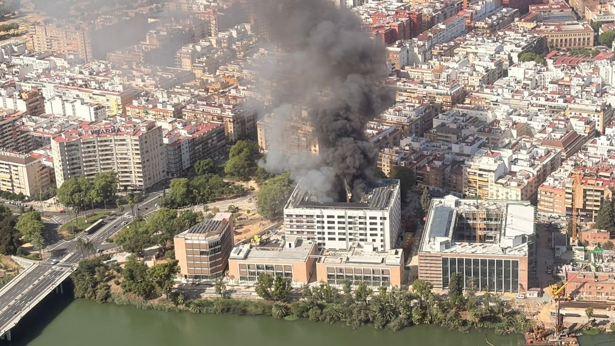 The Olive Press: Five injured as fire rips through luxury hotel under construction in Sevilla