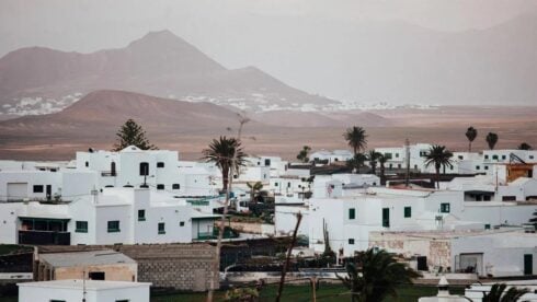 Three-year-old drowns in Lanzarote swimming pool.