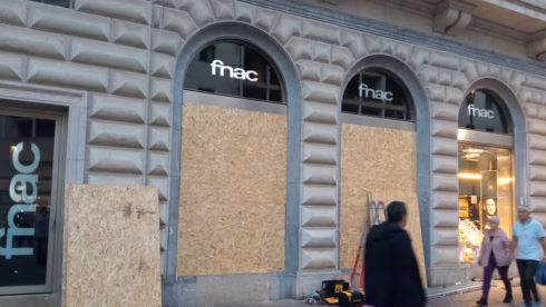 Shops in central Palma board up their windows ahead of the Blocus protests.