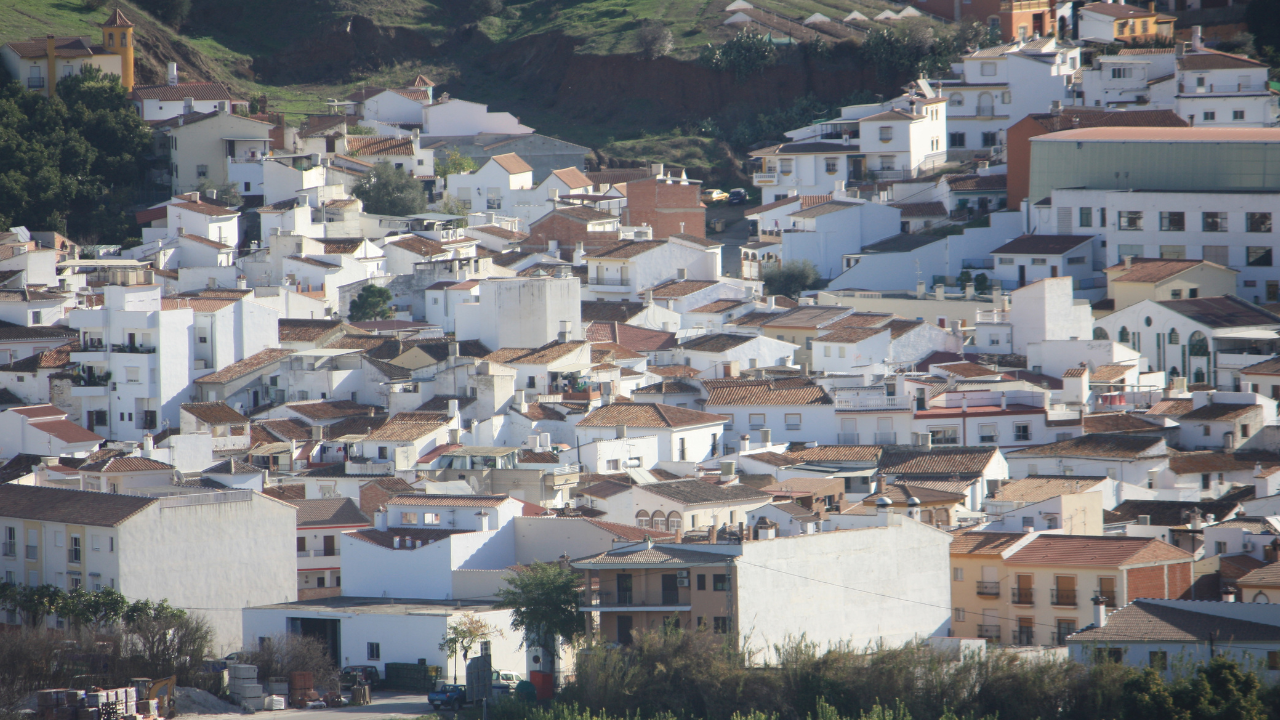 Dorf in Malaga nach Messerattacke und Bedrohungen von Anwohnern in Chaos ...